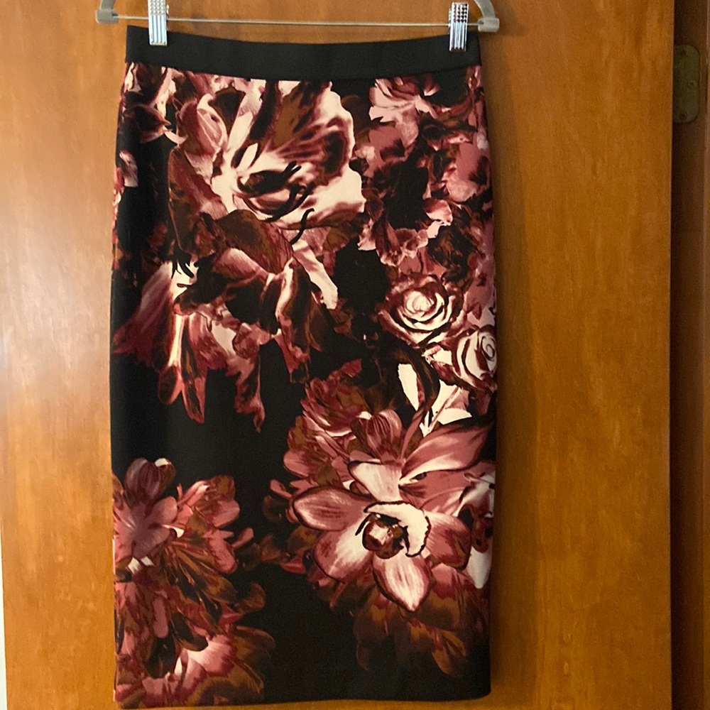 Alfani fully lined Pencil Skirt - black & mauve print. Size S